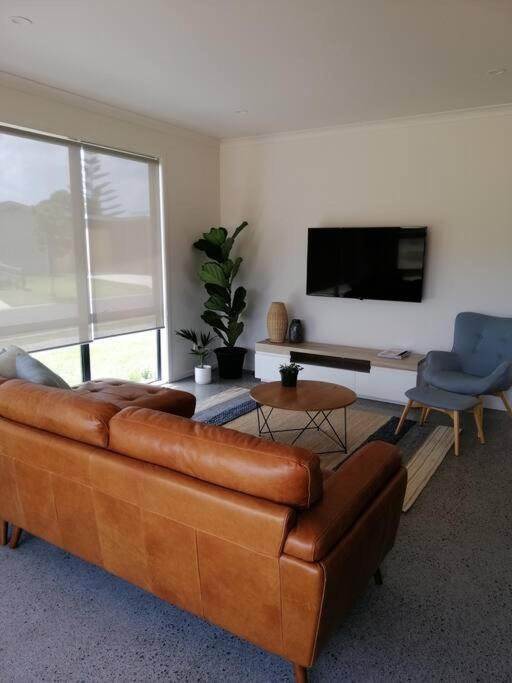Purangi Beachhouse - 2 Bedroom Cooks Beach Eksteriør billede